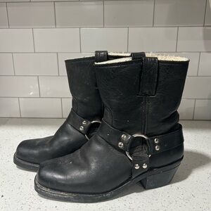FRYE Boots Womens 8 HARNESS 8R SHEARLING Low RETIRED Biker Square Toe Black NWT
